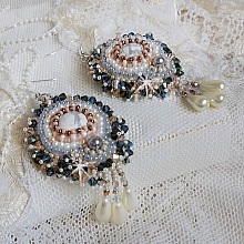 BO Ang&eacute;lique Marquise des Anges brod&eacute;es avec pierres de gemme : Howlite, cristaux : toupies, perles rondes nacr&eacute;es, poires, facettes en Verre de Boh&egrave;me et rocailles sur des crochets Argent 925/1000